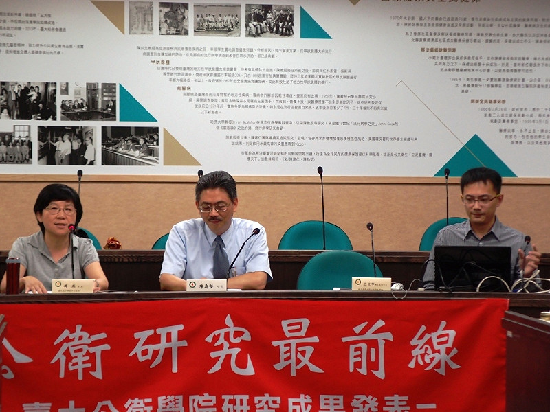 台大公共衛生學院今針對「學校周圍便利商店密度越高，中學生半年內有飲酒機率越大」召開研究發表記者會。圖：陳柔伊/攝   