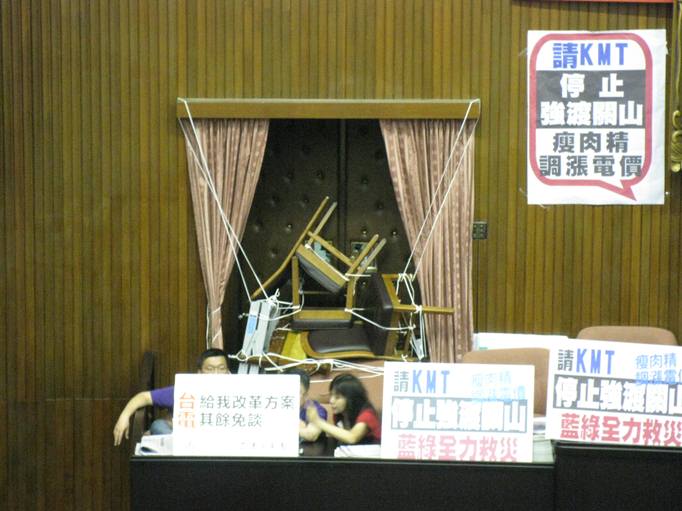 民進黨團將立法院議場內後門，以椅子、繩子綁起來，防止國民黨突襲。圖：林朝億/攝   