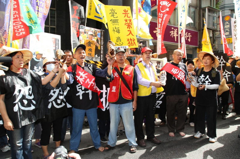 數百位勞團成員遊行至北檢執行處前歡送全國關廠工人幹部林子文、毛振飛「光榮入獄」。圖：林雨佑/攝   