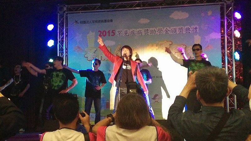 在活動現場和「不落跑老爸俱樂部」一起跳起「妳是我的花朵」，讓台下的病友們高興得手舞足蹈、跟著音樂一起開心的跳起花朵舞。圖：劉奕霆/攝&nbsp;&nbsp;&nbsp;