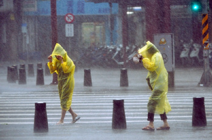 高雄市31日雷雨交加，水利署中午12時發布路竹、永安、岡山、阿蓮區為淹水1級警戒，呼籲附近居民應小心。圖：中央社   