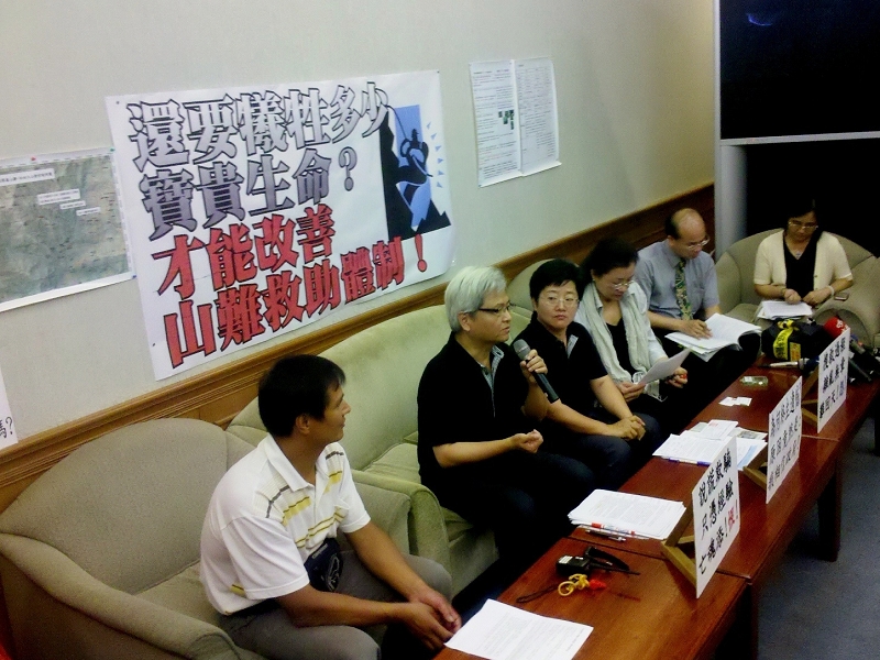 一名中山醫學大學學生張博崴於今年228假期攀登南投縣白姑大山遇難，今天上午家屬在立委田秋堇的陪同下召開記者會，家屬抱怨政府搜救單位不懂善用科技，花了51天仍一無所獲。圖片來源：立委田秋堇辦公室提供   