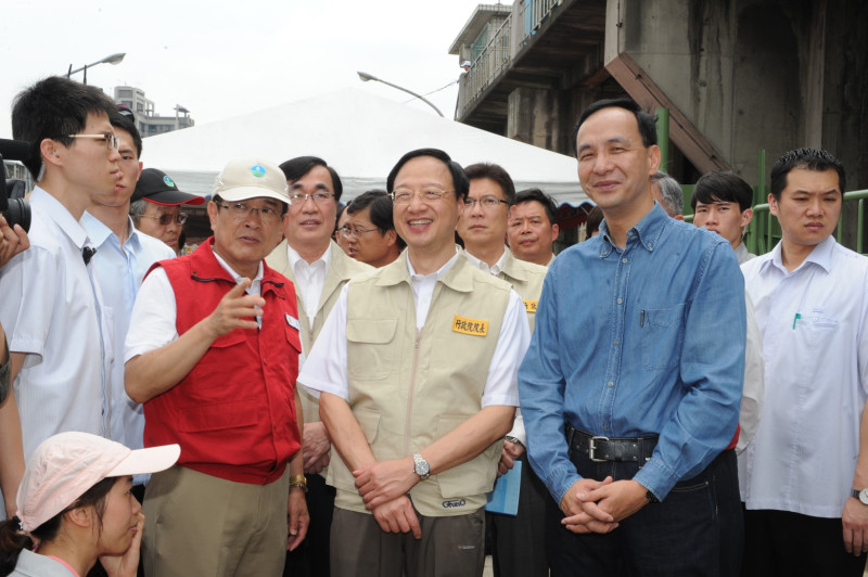 行政院長江宜樺25日上午前往新北市新莊樹林地區視察塔寮坑溪治理情形。圖：行政院提供   