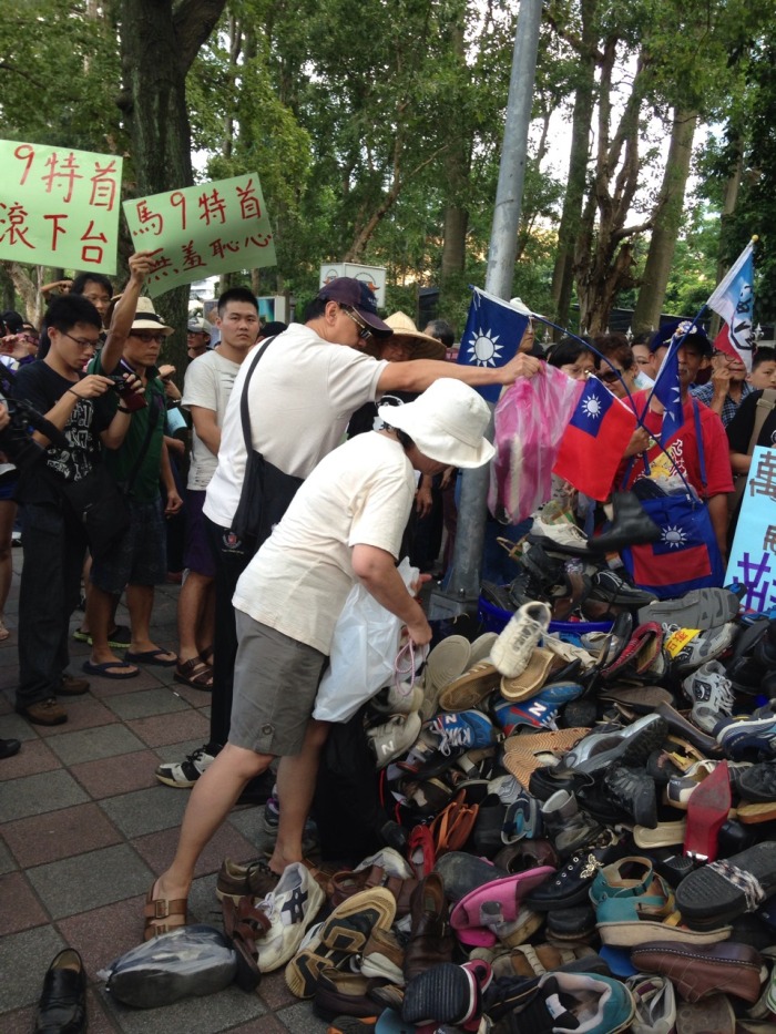 圖4-2全國關廠工人連線等社運團體今(29)天舉行向萬人「募鞋」嗆馬活動圖輯。圖片來源：新頭殼網友提供&nbsp;&nbsp;&nbsp;