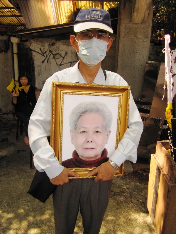 華光社區居民陳祥明，捧著鄭依妹老太太的遺照前來聲援。圖5之5：王立柔/攝   