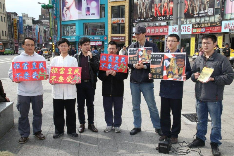 抗獨史陣線7位成員在西門町6號出口旁舉行記者會，公開批評《KANO》腐蝕台灣主體性。圖：林雨佑/攝   