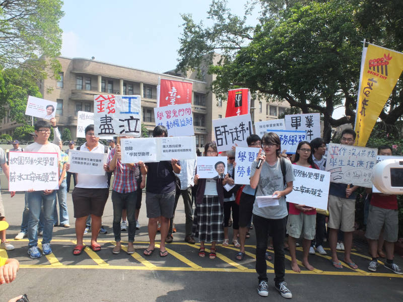 抗議團體23日在行政院不滿指出，大學校長連署要求讓學生兼任助理排除在勞基法外十分荒謬。圖：翁嫆琄/攝   