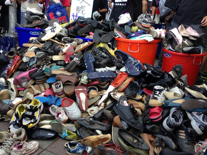 圖4-3全國關廠工人連線等社運團體今(29)天舉行向萬人「募鞋」嗆馬活動圖輯。圖片來源：新頭殼網友提供&nbsp;&nbsp;&nbsp;