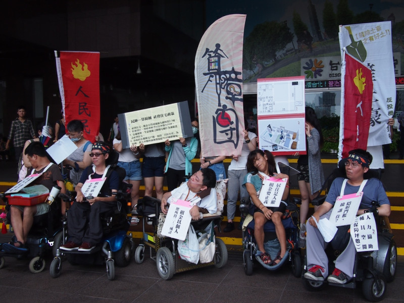 民陣˙算障團成員週四與台北市政府都發局、捷運局、社會局就聯開宅爭議進行協調會議，會後並沒有得出明確結輪。圖：何星瑩/攝   