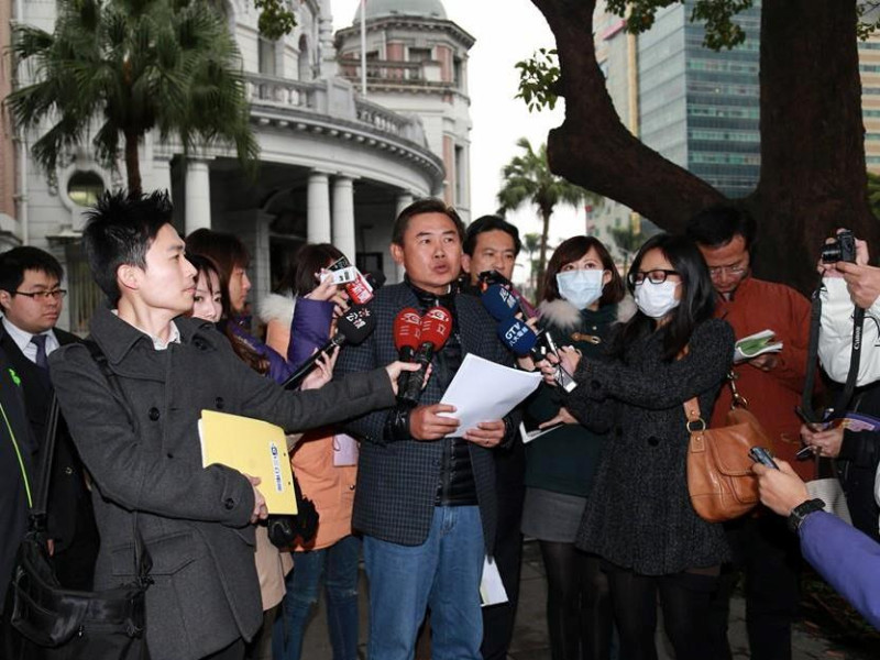 民進黨副秘書長李俊毅等人11日前往監察院要求彈劾教育部長蔣偉寧。圖：林雨佑/攝   