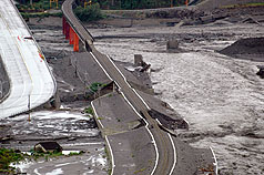 南迴鐵路太麻里段路基被淘空200公尺（右），短時間無法通車；南迴公路已經恢復大型車通行，不過橋面出現大坑洞（左）。圖片提供：中央社   