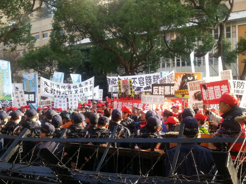 消防設備師(士)團體今(23)天號召上百人包圍內政部，抗議「消防設備人員法」立法過程黑箱。圖：邱珮文/攝   