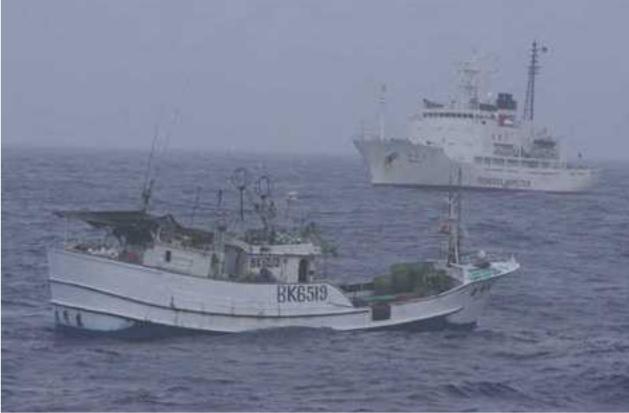 屏東縣琉球籍37.07噸漁船「瑞明發號」今(21)日上午7時遭日本海巡船指稱侵入領海，船隻遭查扣。圖片來源：翻攝自沖繩事務局官網。   
