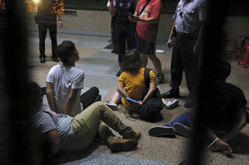 今年7月23日反課綱學生夜襲教育部，抗議學生與進入採訪的3名記者遭警方逮捕。圖：獨立記者林雨佑提供   