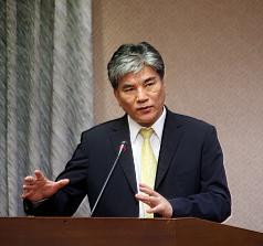 內政部長李鴻源今（14）日在立法院內政委員會上答詢時，指出他心目中的2013年度代表字是「亂」。圖：中央社   