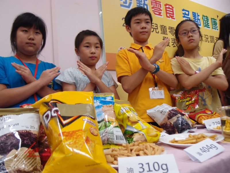 兒童福利聯盟文教基金會今天發表2013年兒童零食食用狀況調查報告，呼籲孩家長為孩童的健康把關。圖：陳柔伊/攝   
