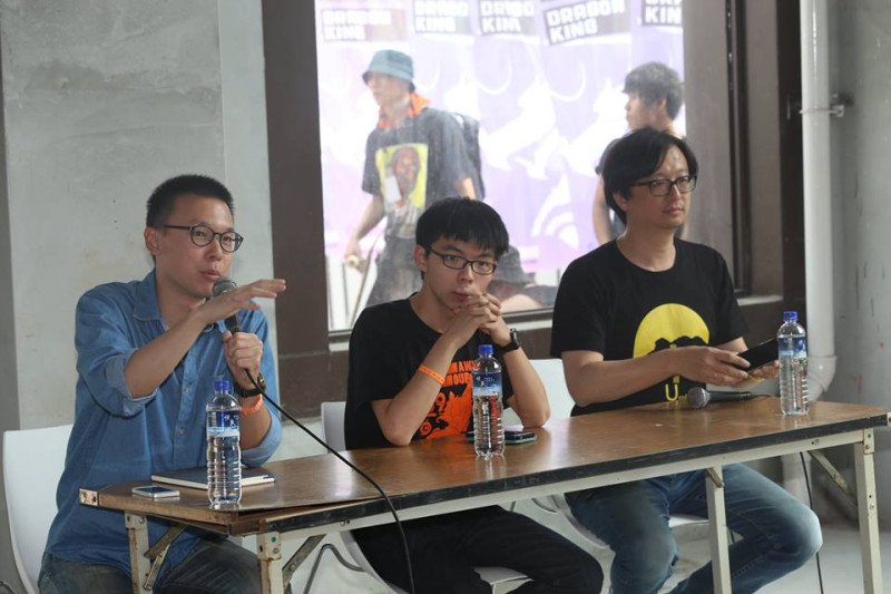 台灣318運動領袖林飛帆（左）、香港佔中運動領袖黃之鋒（中）今（28）天在高雄「大港開唱」音樂節座談會首度同台，反思兩地運動。圖：林雨佑/攝   