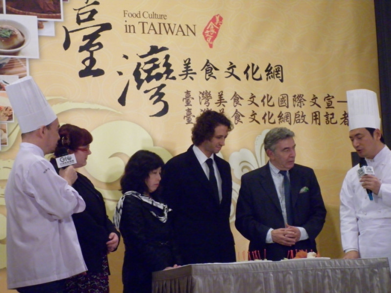 新聞局長楊永明30日扮演大廚啟用「台灣美食文化網」，同時邀請6位國外美食家來台，親身品嚐台灣美食。圖片：謝莉慧/攝   