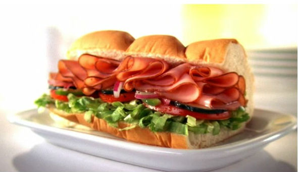 知名潛艇堡業者Subway6日宣布，麵包將不再使用與橡膠鞋底有相同成份的「偶氮二甲醯胺」。圖：翻攝自Subway官網。   