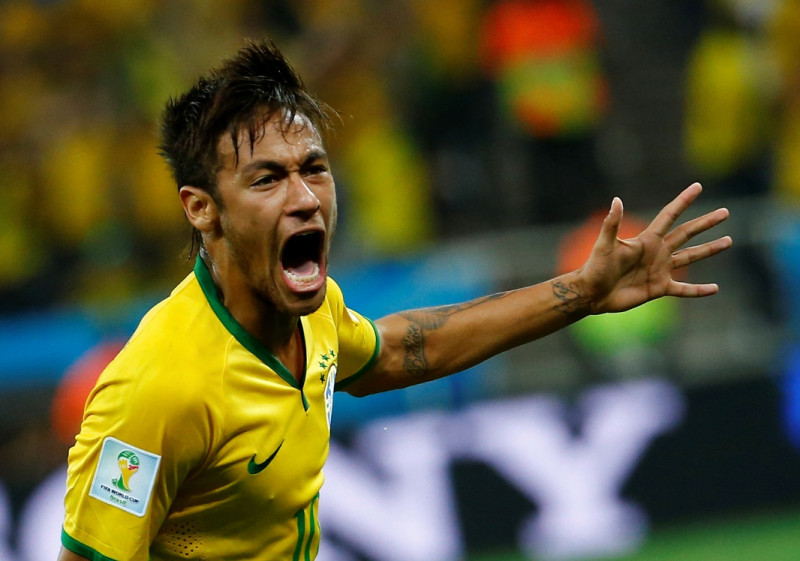 巴西隊明星前鋒內馬爾（Neymar）因脊椎受傷被迫退賽，但他特別預祝他在巴塞隆納的隊友梅西，能帶領阿根廷在決賽中勝出奪冠。圖片來源：達志影像/路透社   