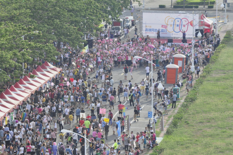 第6屆高雄同志遊行「身‧展‧操 x 粉紅點」16日登場，主辦單位稱有超過7千人上街響應。圖：高雄同志遊行聯盟提供   