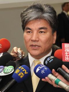 新北市長朱立倫推出守護飢餓學生的「幸福保衛站」啟動，內政部長李鴻源今(2)日大讚該構想有創意並且強調內政部樂觀其成，但他認為，後續社工的介入支持更重要。圖片來源：中央社資料照片   