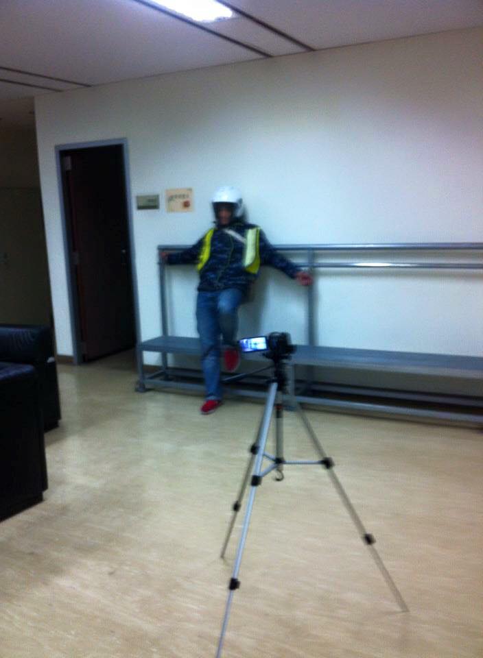 割闌尾志工阿泰在警局被上銬，警察同時架設攝影機監視他。圖：翻攝自割闌尾志工臉書   