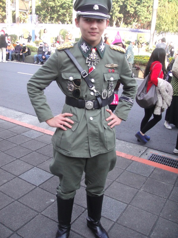 1位穿著暗綠色軍裝的男高中生Nelson，表示他反對同志，而德國納粹也是反同志的，所以他穿這樣來上街。圖4之4：王立柔/攝   