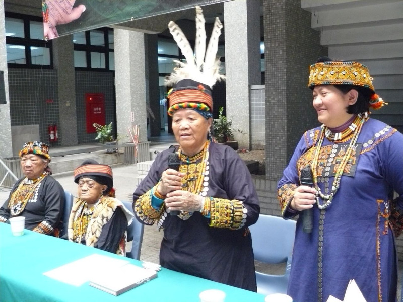 孫江萬花今天在記者會上表示，紋手文化在日據時代跟國民政府遷台時代被禁了2次，以致她們這一代紋手圖案無法完整。圖片來源：屏東縣政府   