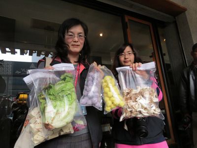 台中市衛生局人員今天前往鼎王總店及中央廚房稽查，並帶回部份食材化驗，以了解是否有食品安全疑慮。圖：中央社。   