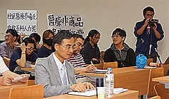 經濟部國際貿易局長張俊福9日前往高雄醫學大學宣講服貿協議相關疑義，台下有部分學生舉牌抗議。圖：中央社   