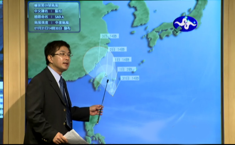 中央氣象局今天下午表示，中颱蘇拉的路徑慢、難預測，但不排除會成為破壞力強大的「西北颱」，預計今天傍晚就會發布陸上警報。圖：翁嫆琄/攝。   