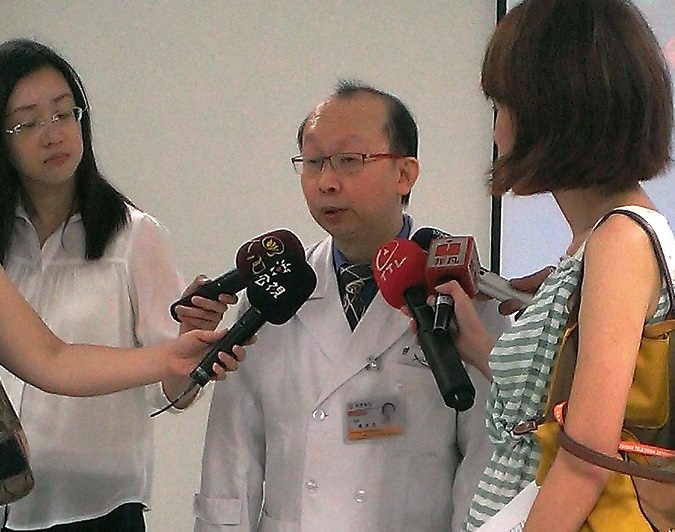 新光醫院泌尿科醫師陳宏恩今天在記者會上指出，吸食K他命會造成大腦萎縮、誘發泌尿系統傷害，唯一最有效的治療方式是戒斷K他命。圖：黃郁姍/攝   