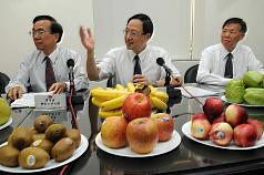 因日前颱風與豪雨影響，導致水果價格居高不下；行政院副院長江宜樺（中）2日宣布蘋果、奇異果等部分進口水果關稅減半，減輕消費者負擔。圖片來源：中央社   