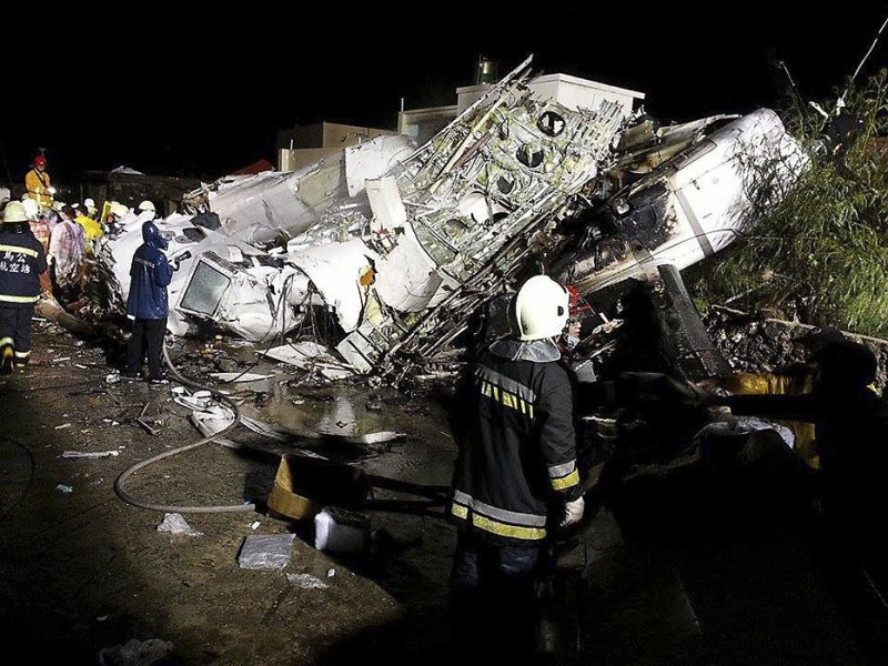 復興航空的班機23日晚間在澎湖馬公機場發生嚴重事故，目前已確認有2名罹難乘客為法籍交換學生。圖片來源：達志影像/路透社   