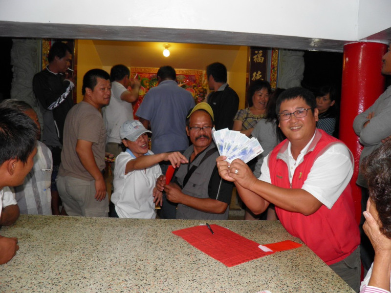 村民向土地公借「發財金」，希望拿藉此帶來一整年的好運。圖片來源：台東縣政府提供   
