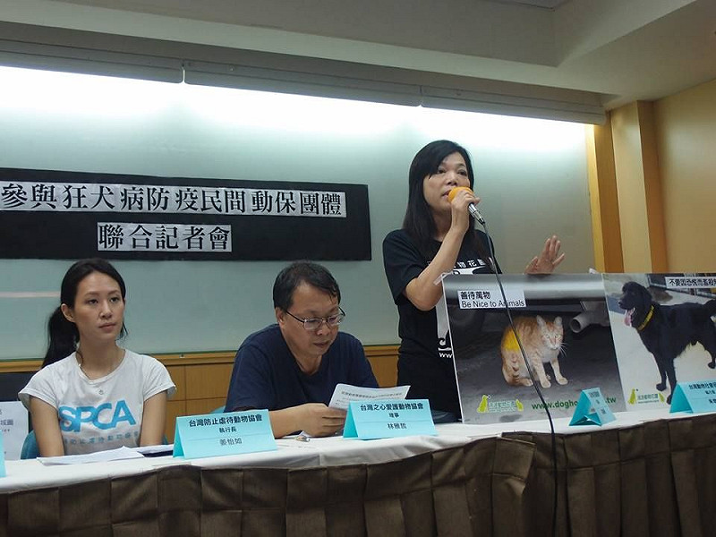 數個動保團體代表今（13）日在台大校友會館召開記者會，除公布超過50個動保團體參與的聯合聲明、提出建言外，同時也建議政府透過顏色統一的項圈、噴漆等方式，作為流浪犬貓已施打疫苗的標示，供民眾辨識。圖：陳柔伊/攝   