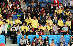 中華隊跆拳道選手楊淑君17日在廣州亞運女子49公斤級賽中，遭大會突然取消資格，在場中靜坐抗議，看台觀眾齊聲大喊「抗議」、「加油」，聲援楊淑君。圖片來源：中央社   