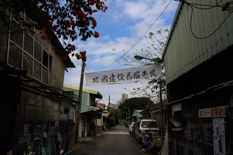 法院將於明（27）日上午9點首次強制拆除華光社區內有人居住的2戶民宅，據傳將以優勢警力驅逐聲援者，華光社區居民和聲援團體將在今晚10點開始守夜活動，明天將進行阻擋拆遷行動。圖片來源：翻攝臉書   