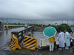 屏東縣部份低漥地區淹水主要是因為短時間內降下超過200公釐雨量，宣洩不及造成，雨勢稍歇後即可消退。圖片來源：中央社   