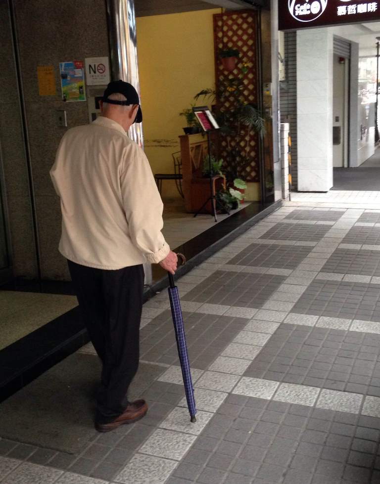 衛福部國民健康署今(10)日公布一份調查顯示，台灣年長老人明顯「自我感覺不良好」，有6成老人認為自己是體弱多病，另外有超過4成老人認為是別人的包袱。圖：劉奕霆/攝   