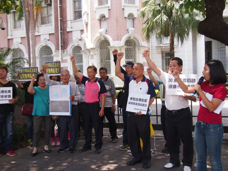 自救會居民在王寶萱的帶領下，呼喊「反對無理徵收，誓死捍衛家園」的口號。圖:何星瑩/攝   