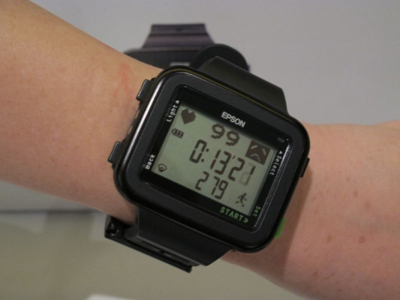 Epson E200光感燃脂心率錶主要是透過光學式脈搏偵測技術偵測燃脂成效。圖：胡華勝/攝   