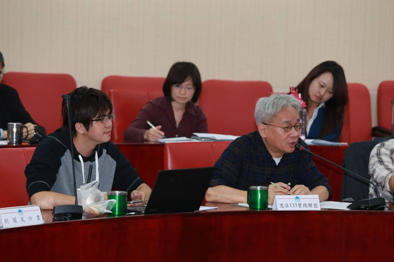 憲法133實踐聯盟發起人馮光遠（右）和割闌尾計劃團隊發言人林祖儀（左）出席罷免公聽會。圖：林雨佑/攝   