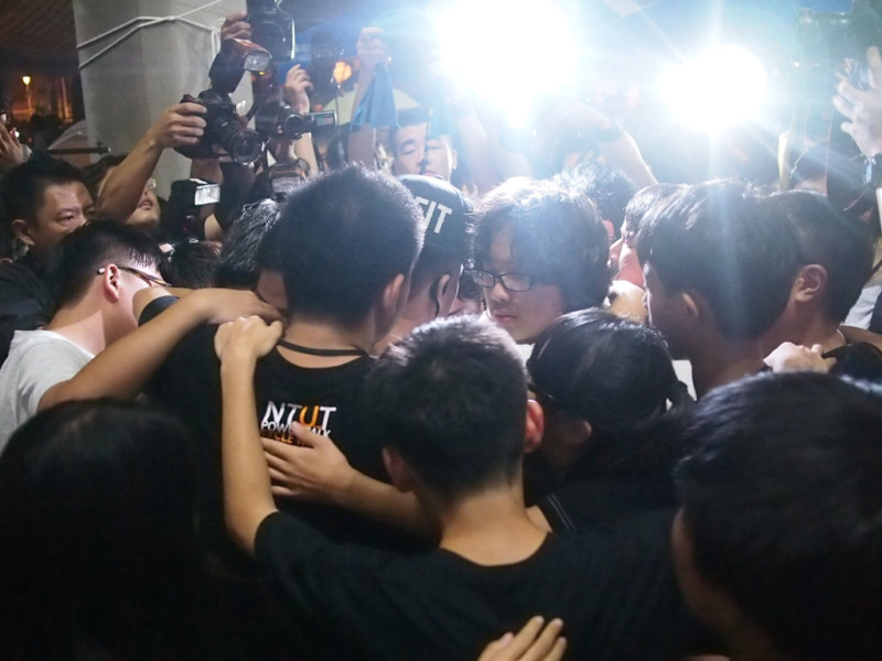 反課綱學生6日晚間8時，宣布撤離教育部廣場。圖:何星瑩/攝   