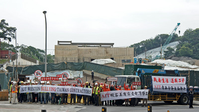 約5、60名台灣承包商勞工今（8）日上午齊聚於美國在台協會內湖新館外，抗議美國主包商衛斯頓公司欠台灣承包商台幣4.7億的工程款。圖片來源：中央社   