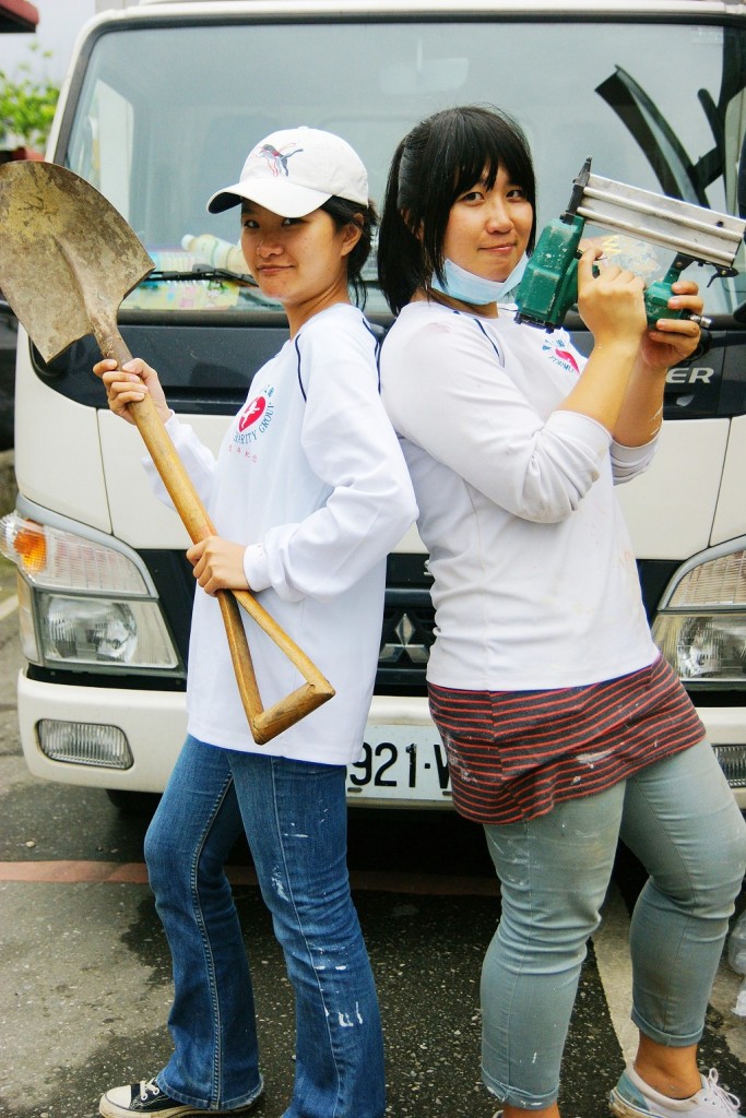 寶島女子水電工隊員游惠嵐(左)與李立婷(右)拿起鏟子與電鑽準備修繕房屋。圖片提供：青輔會   