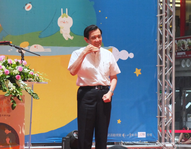 總統馬英九11日特別用手語向現場打招呼，還自豪表示，這是他在當台北市長時學的。圖：翁嫆琄/攝   