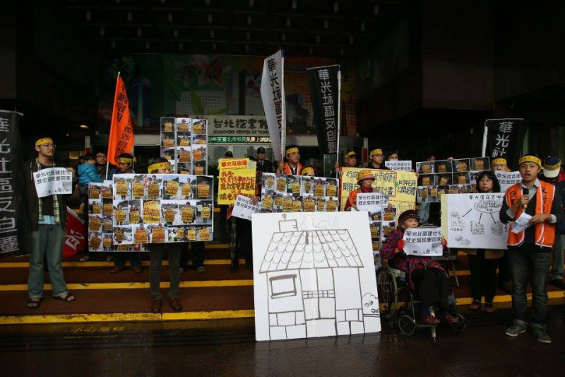 多位華光居民和華光社區自救會成員今(13)天早上來到台北市政府門口前陳情。圖3之2：林雨佑/攝   