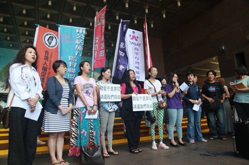 關愛之家、台灣人權協會、南洋台灣姐妹會、台灣國際家庭互助協會等團體今（7）日上午到北市府前召開記者會，抗議市府歧視愛滋、移工等。圖：林雨佑/攝   